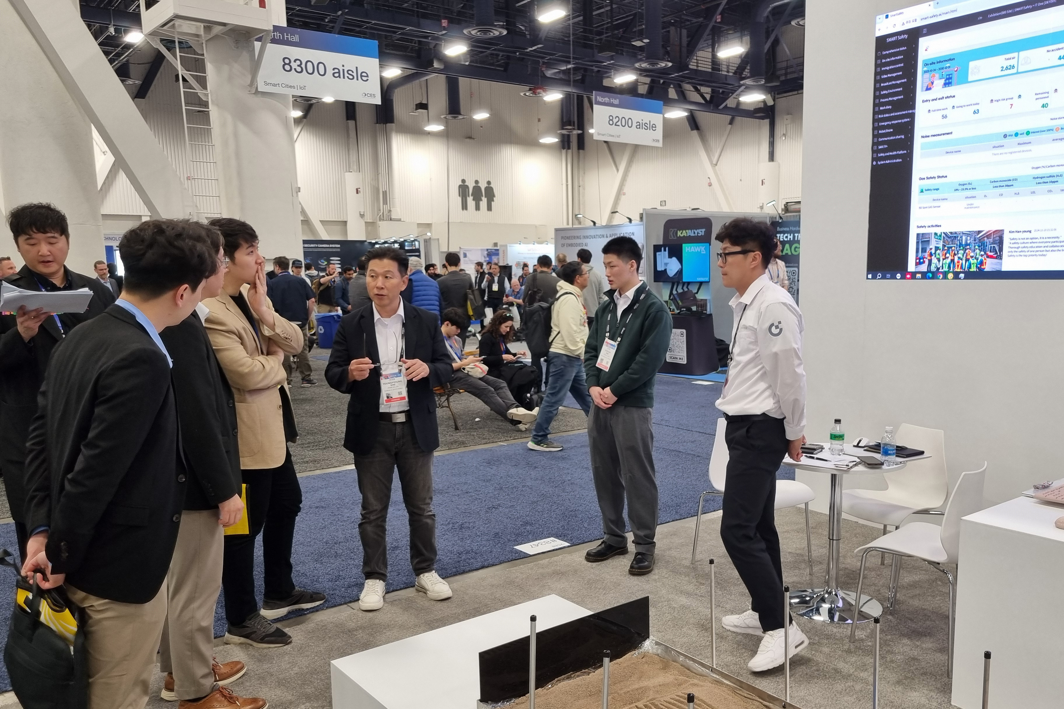 호반그룹 참관단이 'CES 2025' 내 부스를 둘러보는 모습./사진제공=호반그룹