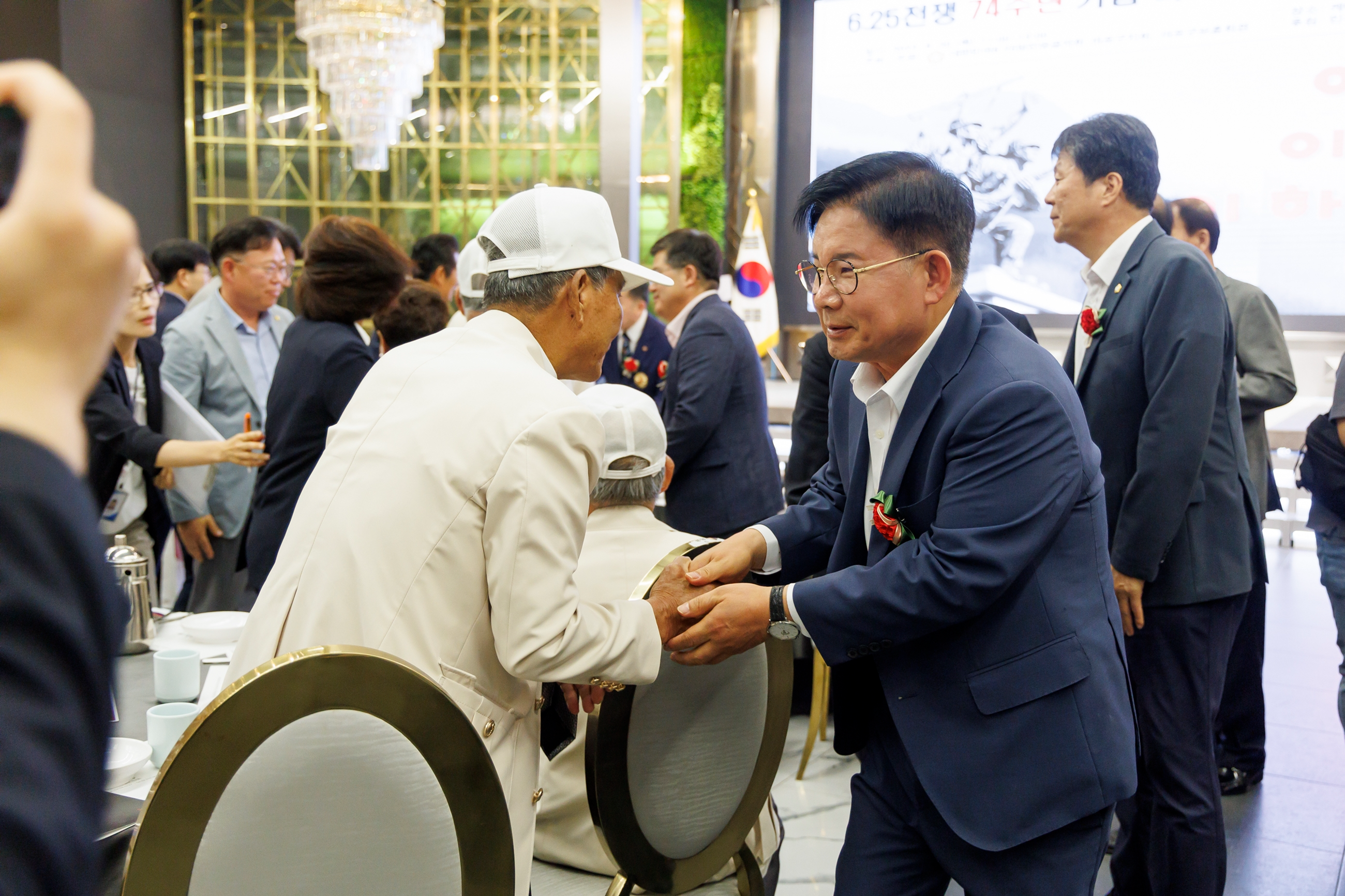 박강수 마포구청장이 6·25 참전 유공자와 소통하는 모습./사진제공=마포구