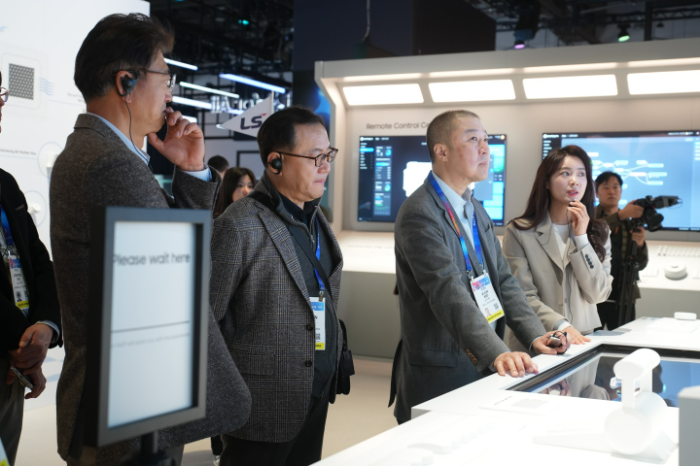 (오른쪽부터) 구자은 LS그룹 회장과 명노현 LS 부회장, 최창희 SPSX 대표가 9일(현지시간) 세계 최대 가전·정보기술(IT) 전시회 ‘CES 2025’가 열리는 미국 라스베이거스 센트럴홀 내 삼성전자 전시관을 둘러보고 있다. /사진제공=LS그룹