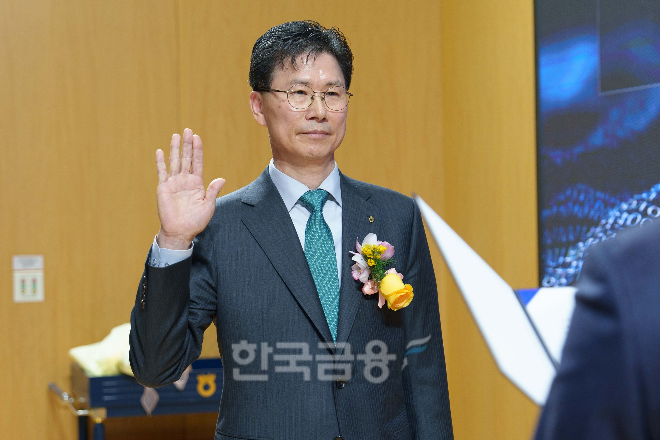 강태영 신임 농협은행장이 취임식에서 선언하는 모습./ 사진 = NH농협은행