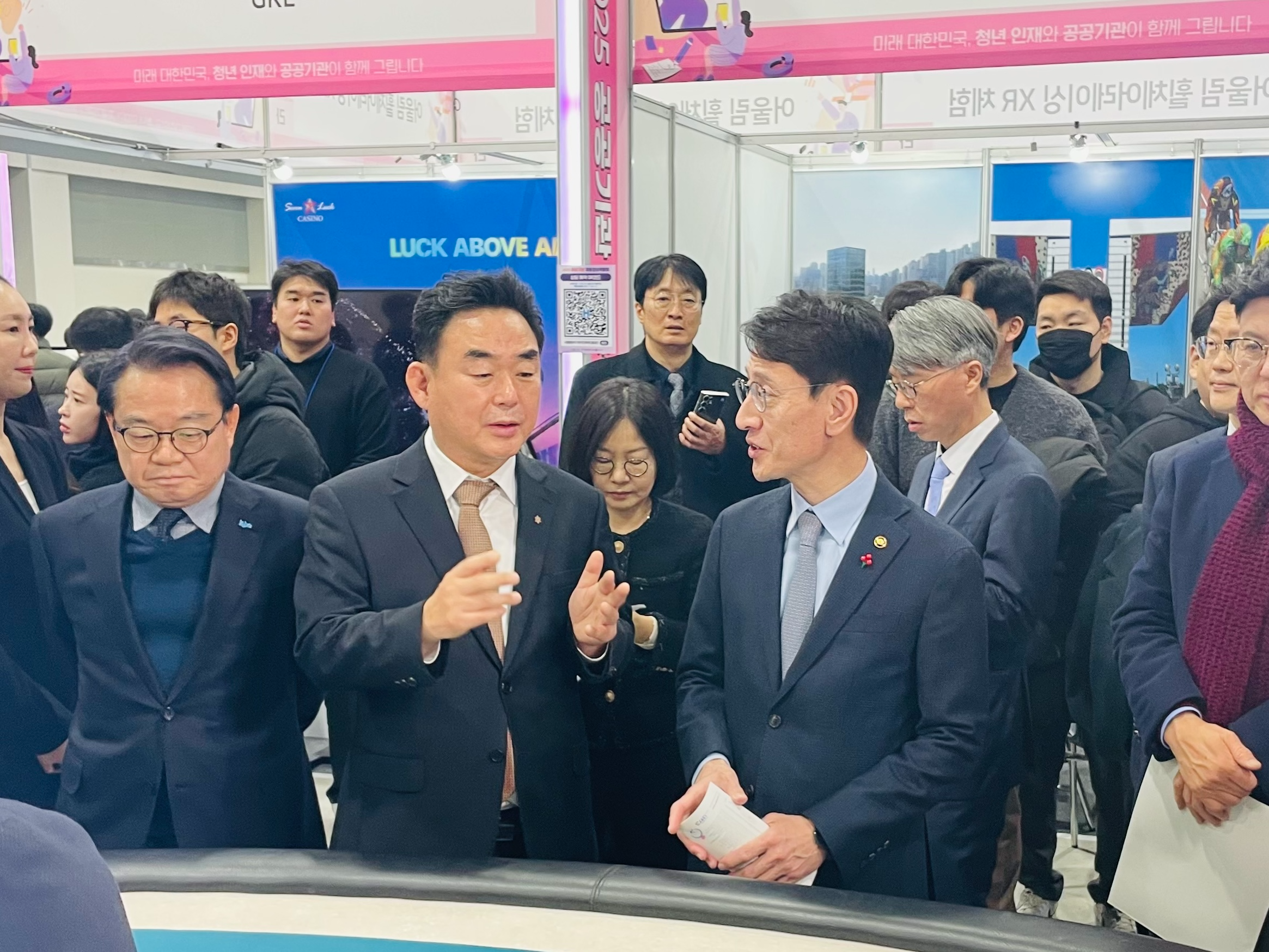 최철규 강원랜드 대표이사직무대행과, 김윤상 기획재정부 제2차관이 강원랜드 홍보부스에서 대화를 나누는 모습./사진제공=강원랜드