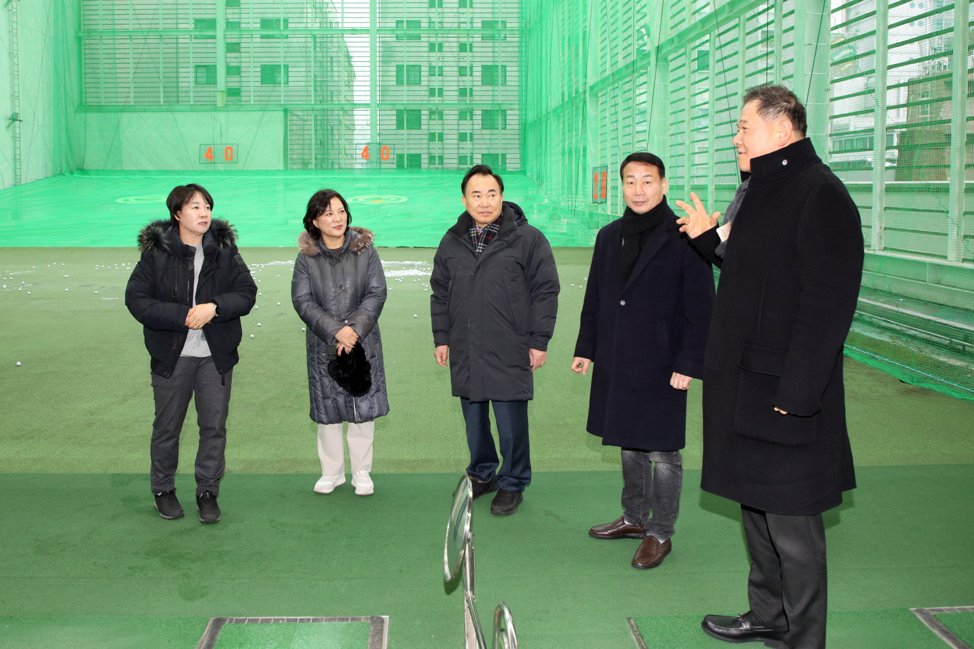 오른쪽 두번째부터 송재천 복지건설위원장, 소재권 의장, 조미정 의회운영위원장, 양은미 부의장이 충무아트센터 수리 현장을 방문해 관계자의 설명을 듣고 있다./사진제공=중구의회