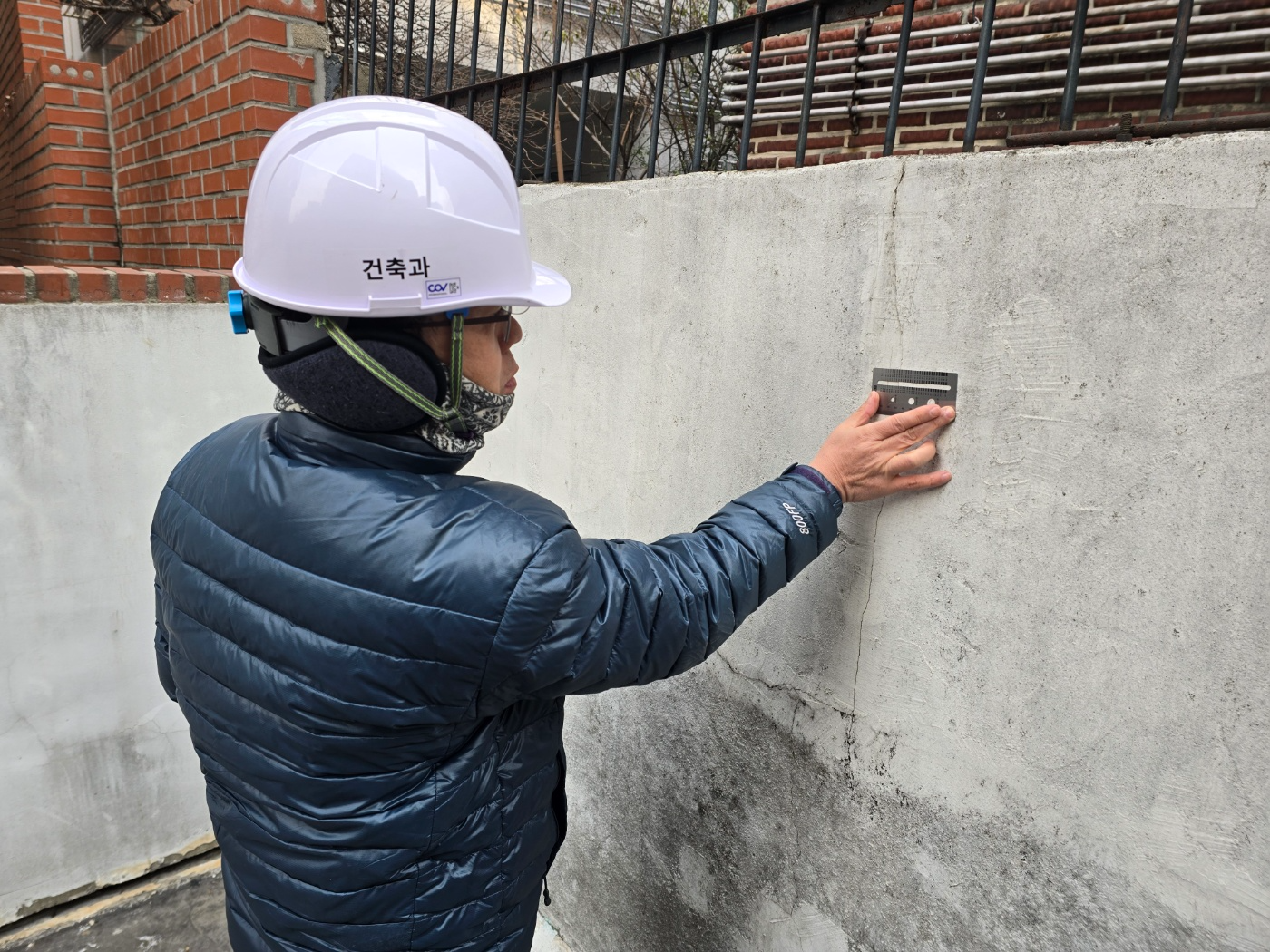 용산구 관계자가 찾아가는 소규모 노후 건축물 안전점검을 실시하는 모습./사진제공=용산구