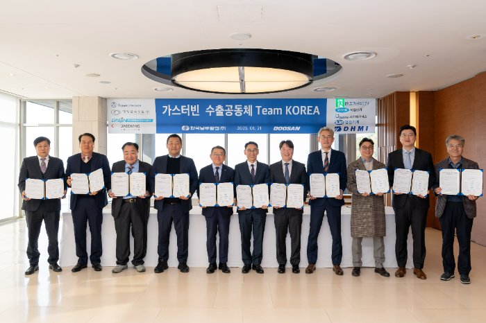 21일 두산에너빌리티 창원 본사에서 진행된 ‘가스터빈 수출공동체 팀 코리아’ 업무협약식에서 한국남부발전 김준동 사장(왼쪽 다섯 번째)과 두산에너빌리티 정연인 부회장(왼쪽 여섯 번째)이 국내 협력사 대표들과 기념촬영을 하고 있다. /사진제공=두산에너빌리티