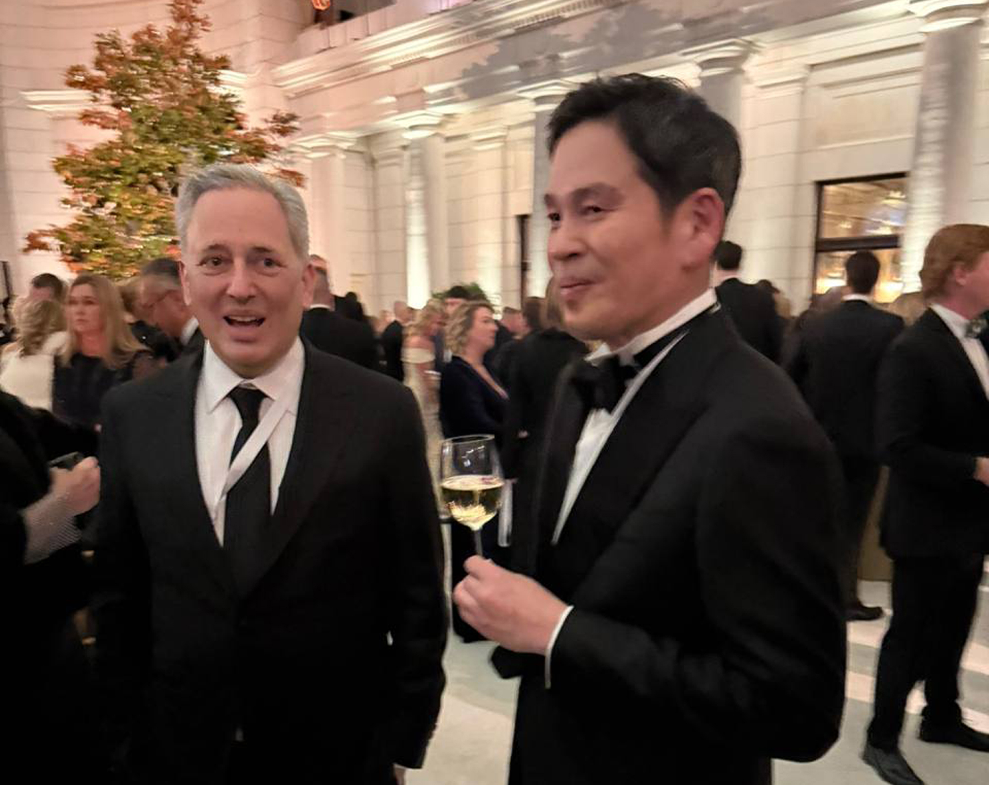 정용진 신세계그룹 회장이 20일 저녁(현지시간)에 열린 스타라이트 무도회에서 백악관 암호화폐 및 인공지능(ai) 정책 책임자로 임명 된 데이비드 삭스와 대화를 나누고 있다. /사진제공=신세계그룹