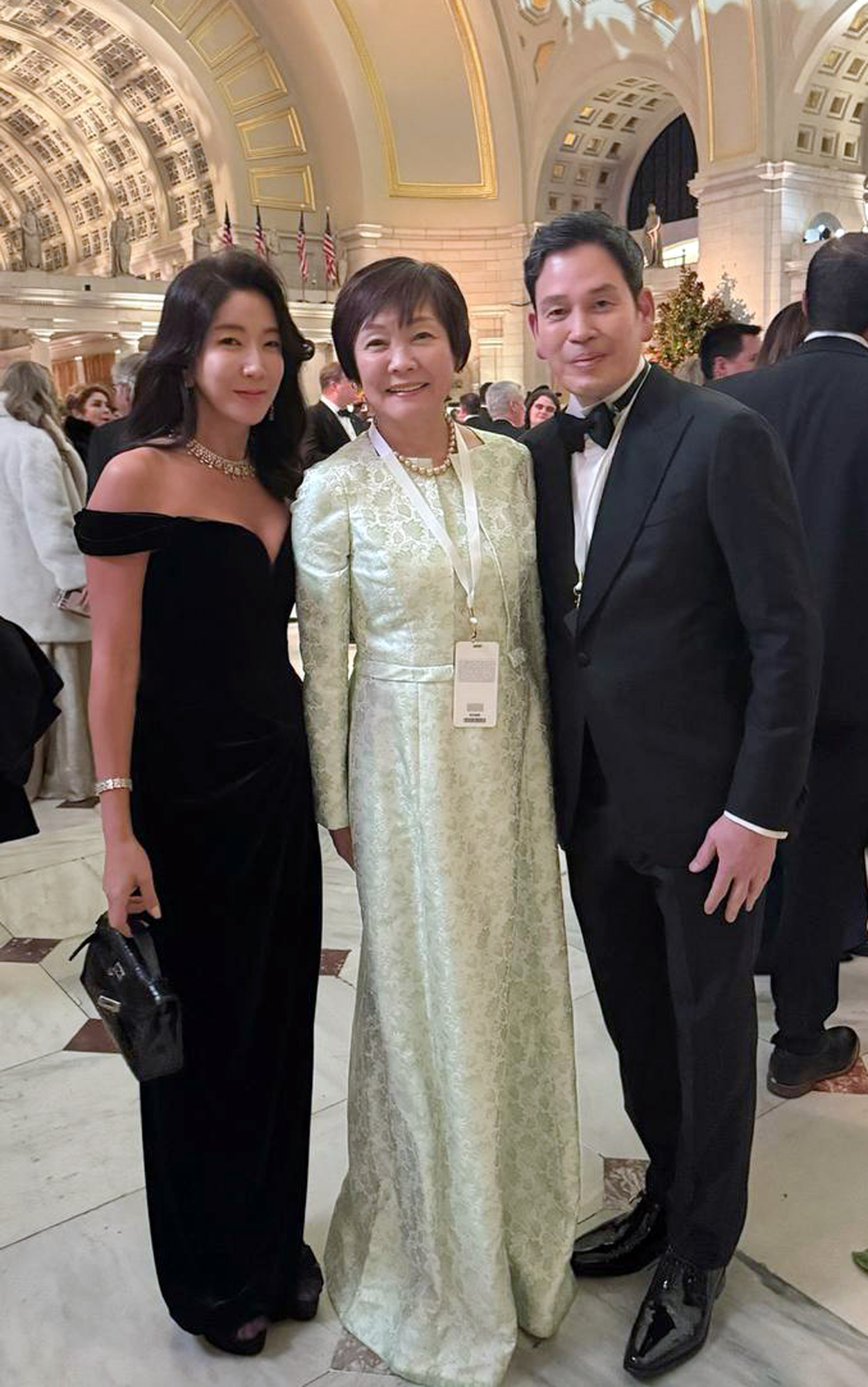 정용진 신세계그룹 회장(오른쪽)과 부인 한지희씨(왼쪽)가 20일 저녁(현지시간)에 열린 스타라이트 무도회에서 일본 아베 신조 前총리의 부인 아베 아키에 여사(가운데)와 함께 만났. /사진제공=신세계