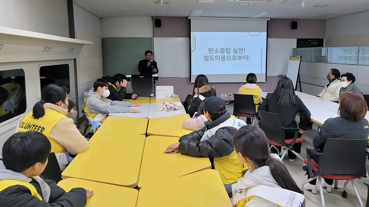 김성돈 동탄역장(오른쪽)이 지역 청소년과 함께 ‘넷제로(Net-Zero)’ 환경 캠페인을 전개했다./사진제공=SR