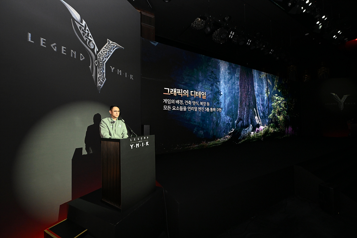 23일 서울 양재 엘타워에서 진행된 '레전드 오브 이미르' 쇼케이스에서 석훈 총괄 디렉터가 게임을 소개하고 있다. / 사진=위메이드