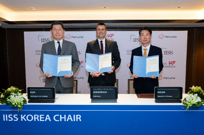 지난 20일 싱가포르 샹그릴라호텔에서 진행된 ‘코리아 체어(Korea Chair∙한국 연구 석좌직)’ 신설 서명식에서 참석자들이 기념사진을 촬영하고 있다. (왼쪽부터) 김기환 한국국제교류재단(KF) 이사장과 기거리히 국제전략문제연구소(IISS) 소장, 문지훈 한화에어로스페이스 부사장. /사진제공=한화에어로스페이스