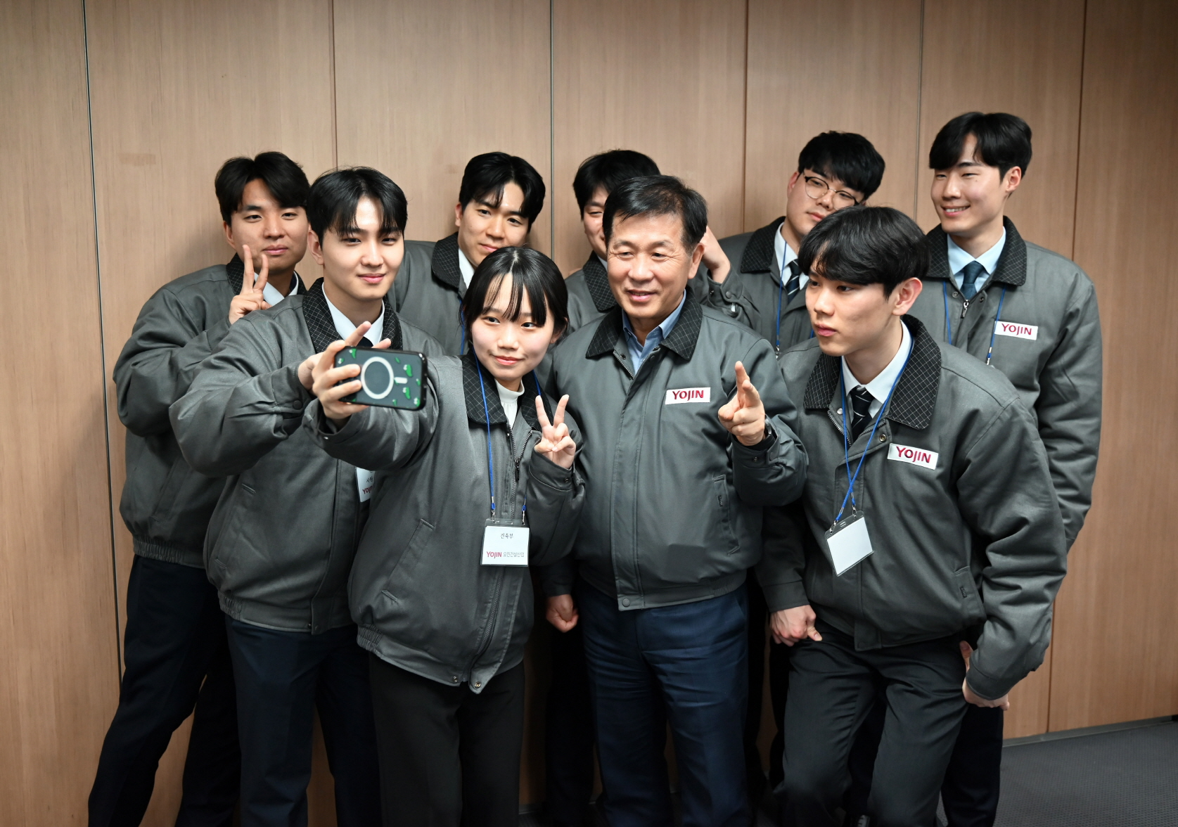 요진건설 신입사원들이 정찬욱 대표와 함께 기념사진을 촬영하고 있다./사진제공=요진건설