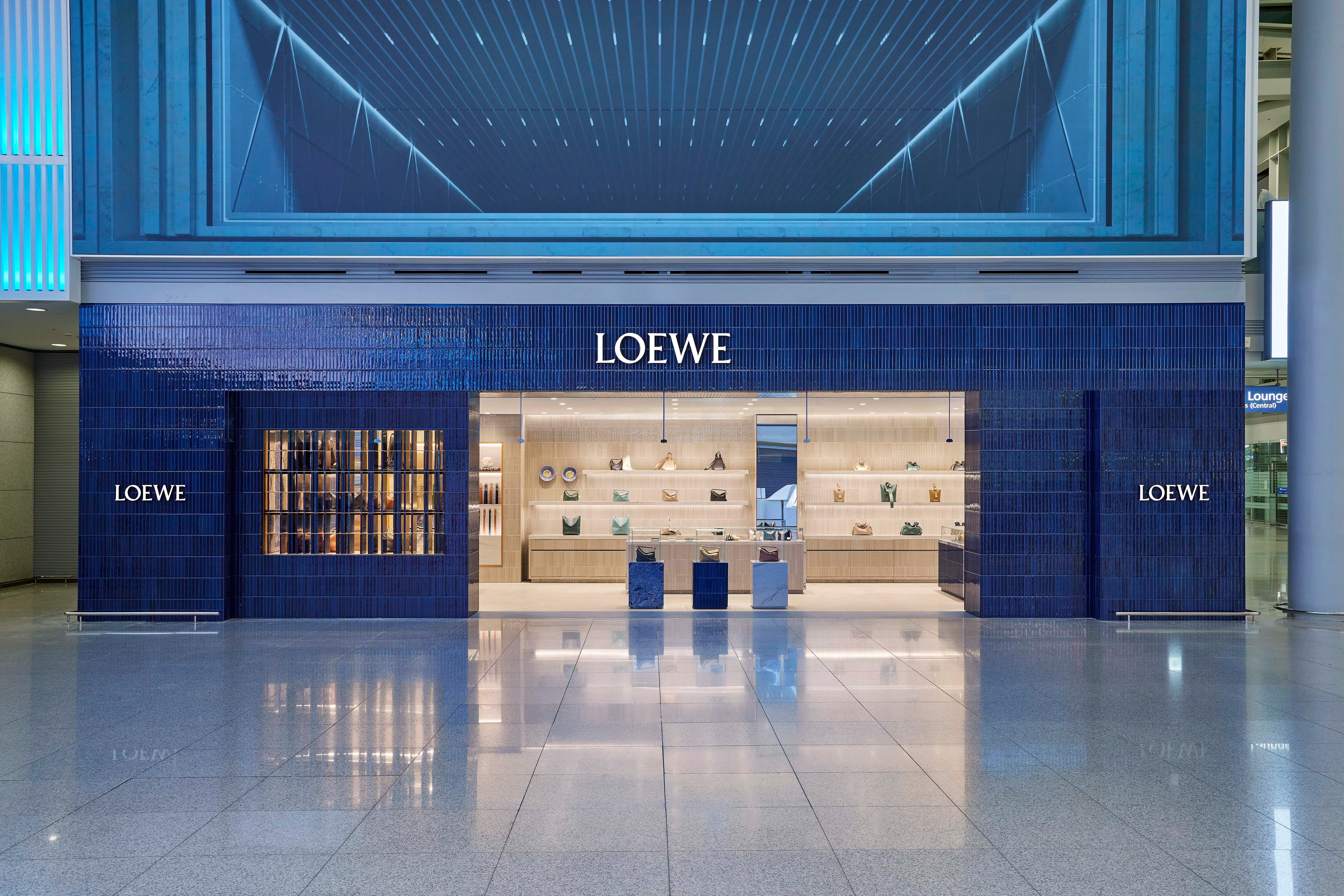 신라면세점이 인천국제공항 내 유일한 로에베 매장의 문을 열었다. /사진제공=신라면세점