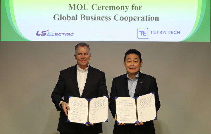LS일렉트릭이 지난 3일 테트라 테크(Tetra Tech)와 서울시 용산구 한강대로 LS용산타워에서 글로벌 사업 협력을 위한 업무협약을 체결했다. 사진은 김종우 LS일렉트릭 사장(오른쪽)과 데이비드 조지(David George) 테트라 테크 사장이 업무협약 체결 후 기념촬영을 하는 모습. /사진제공=LS일렉트릭