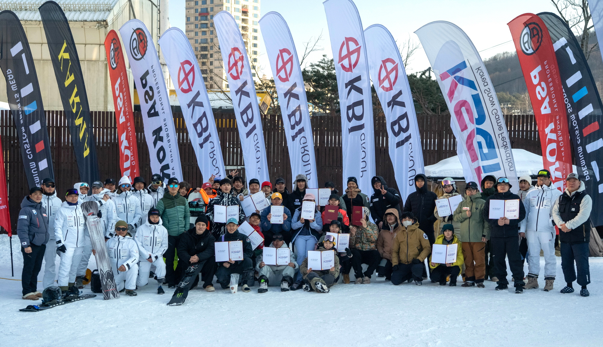 ‘24·25 KBI컵 대한설상경기연맹 리그’ 경기 첫날 스노보드 PSL 부문에서 입상 선수들이 상장을 수여받고 운영진들과 함께 기념촬영하는 모습.·/사진제공=KBI그룹
