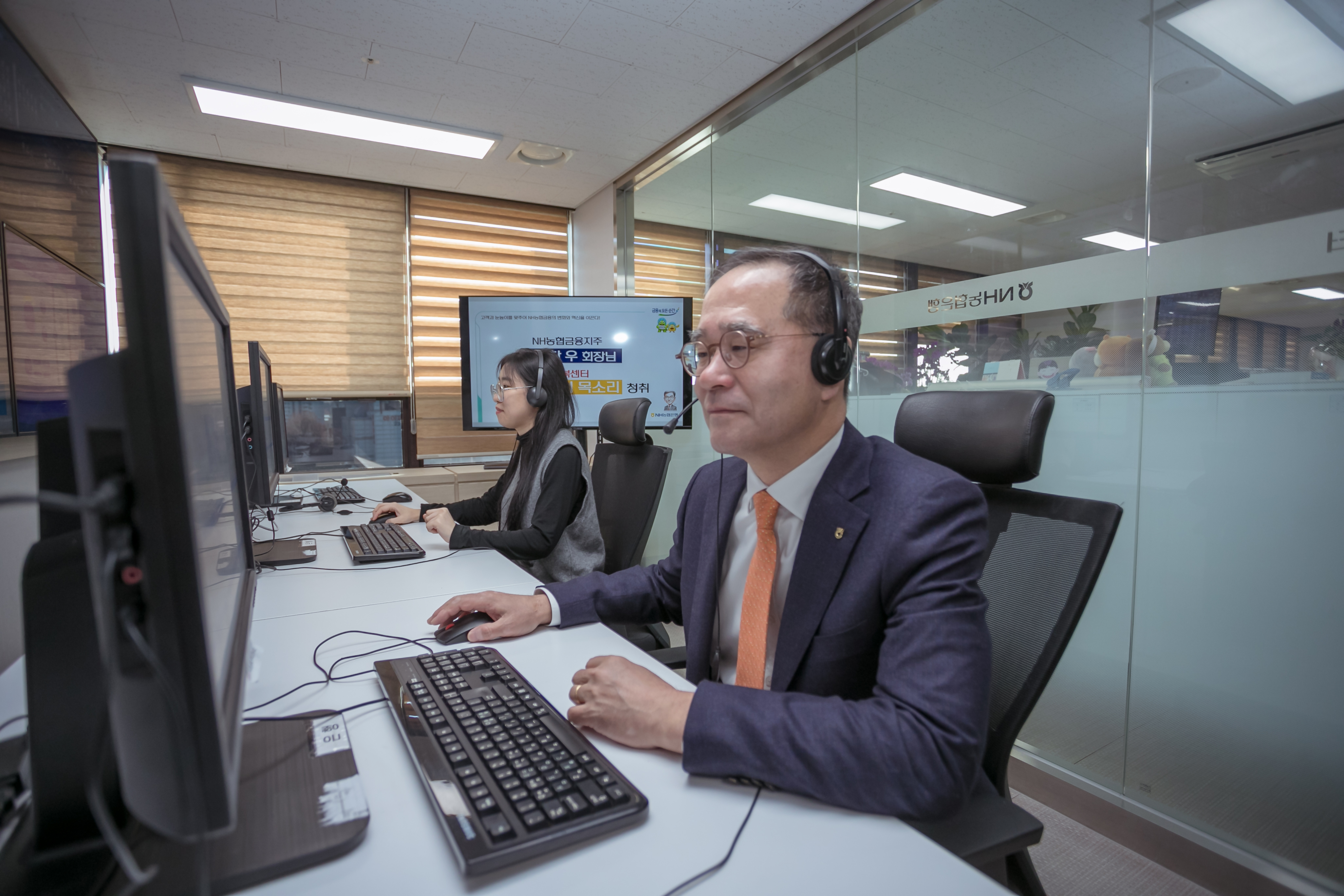 이찬우 NH농협금융지주 회장이 4일 서울 용산구 소재 고객행복센터에서 고객 상담 현장을 체험하고 있다. / 사진제공=NH농협금융지주