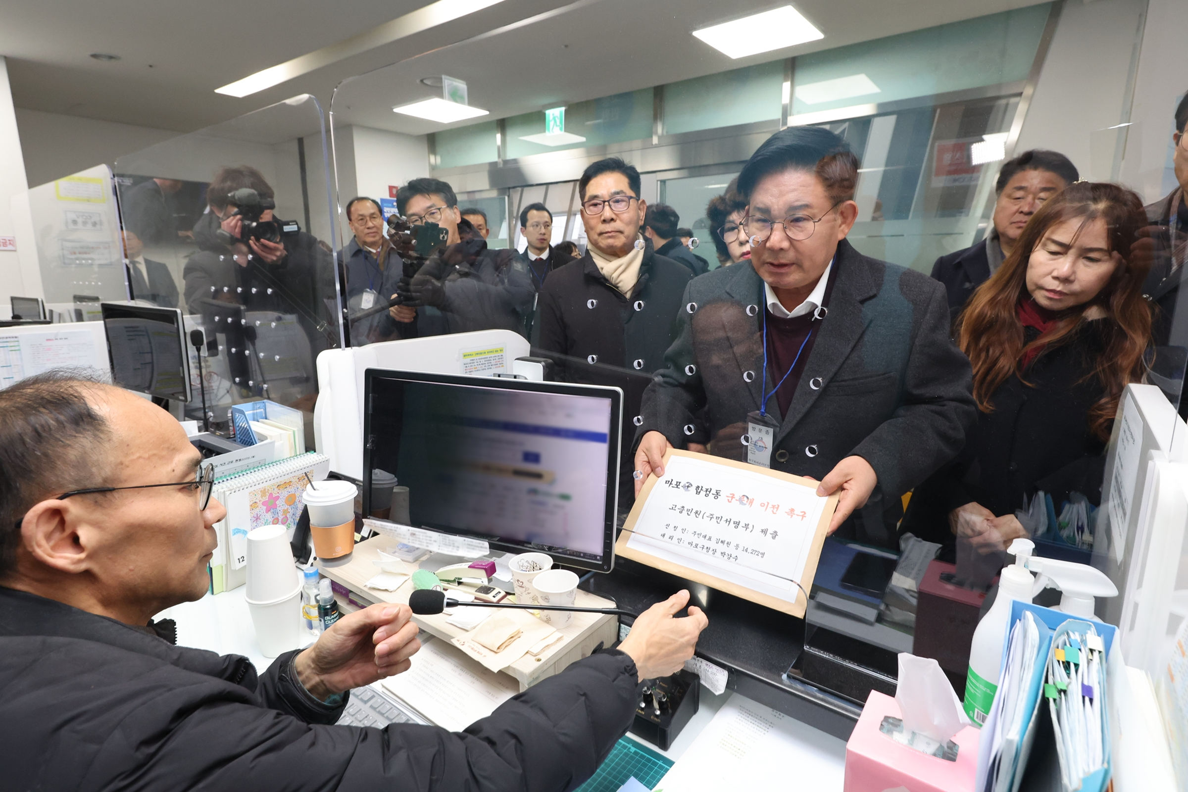 박강수 마포구청장이 합정동 군부대 이전을 촉구하는 주민서명부를 국민권익위원회에 제출했다./사진제공=마포구