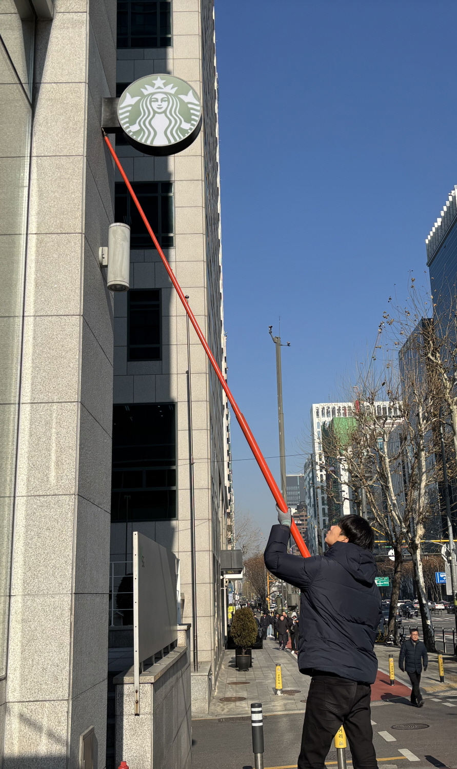 서초구 관계자가 옥외광고물의 안전을 점검하는 모습./사진제공=서초구