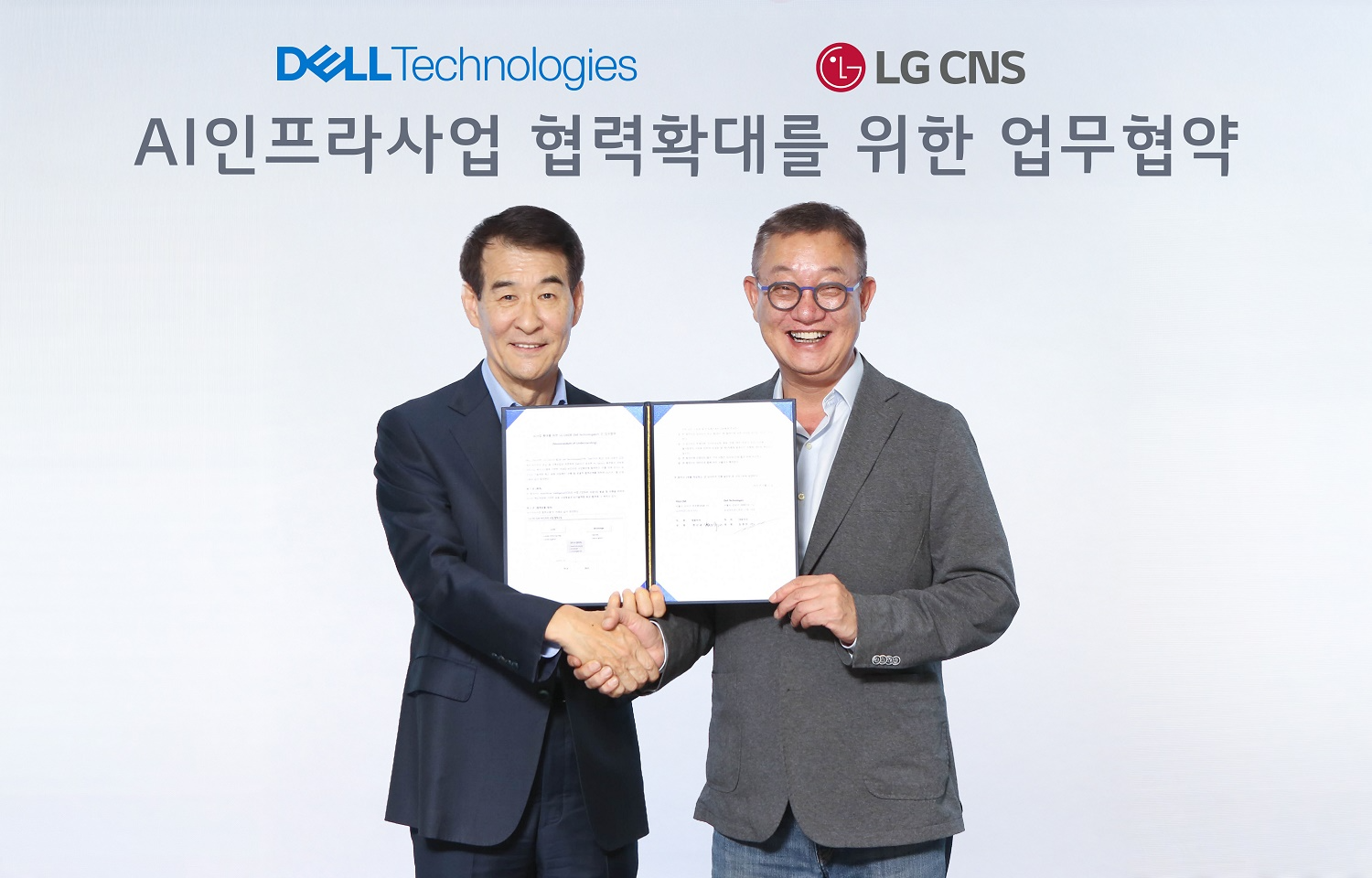 LG CNS 현신균 대표(오른쪽)와 한국 델 테크놀로지스 김경진 총괄사장이 업무협약식에서 기념촬영 하는 모습. / 사진=LG CNS