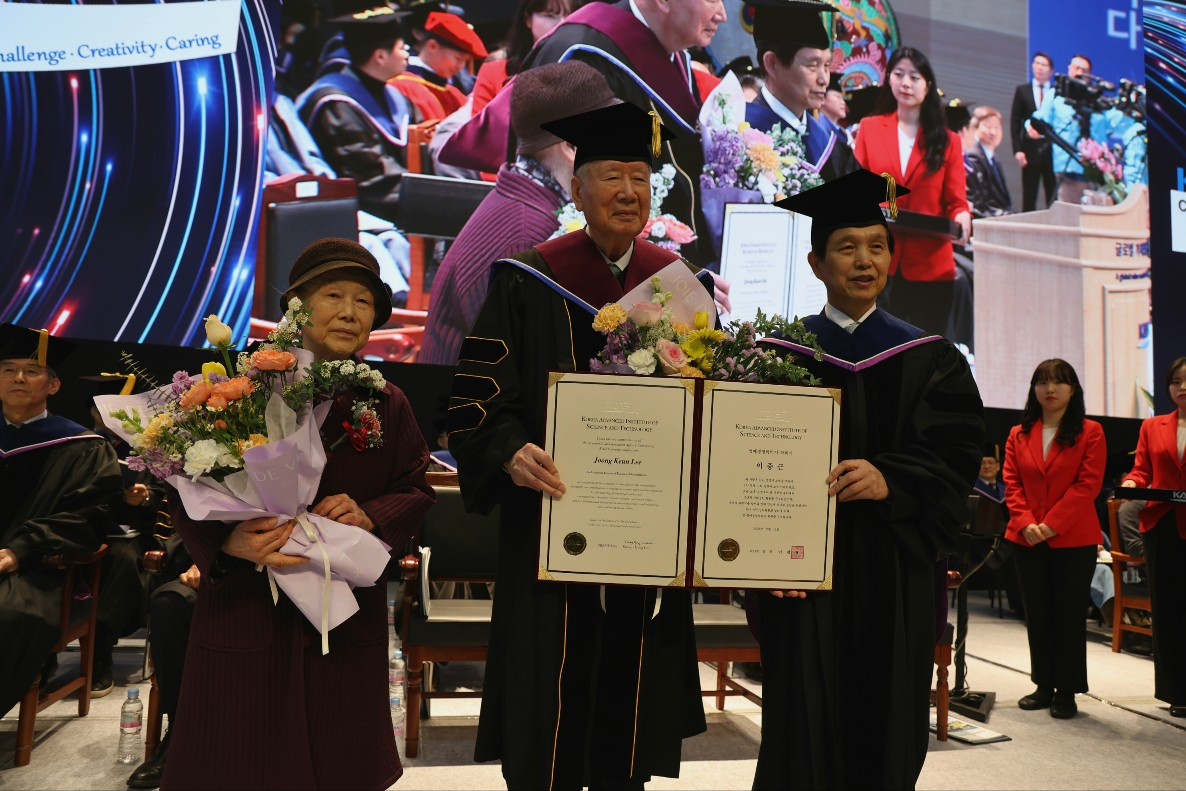 이중근 부영그룹 회장이 카이스트 학위수여식에서 명예박사 학위를 받고 기념촬영을 하는 모습./사진제공=부영그룹