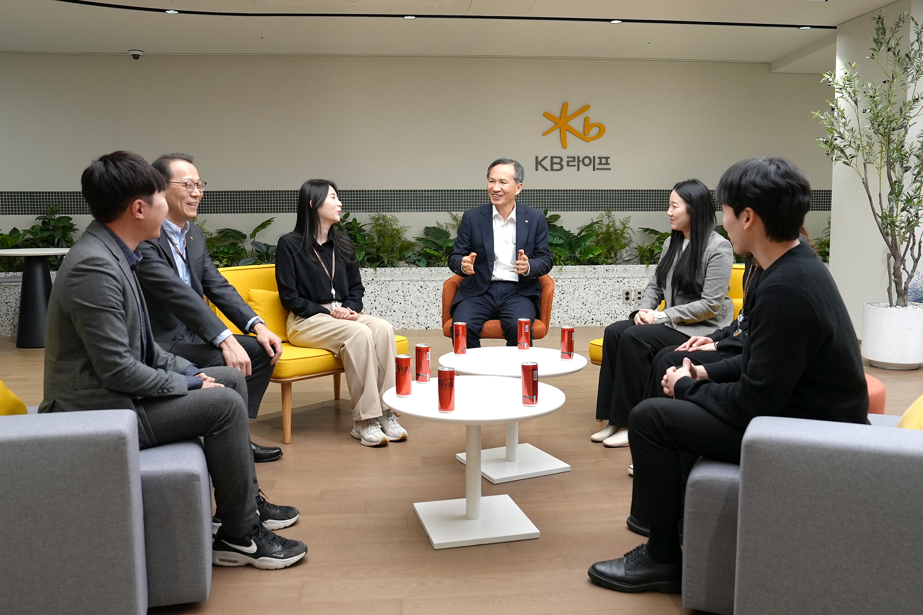 정문철 KB라이프 대표이사 사장은 지난 13일 KB라이프타워에서 CEO 타운홀 미팅의 일환으로 우수 직원들과 함께 대화를 나누고 있다.(2025.02.13.)./사진제공=KB라이프