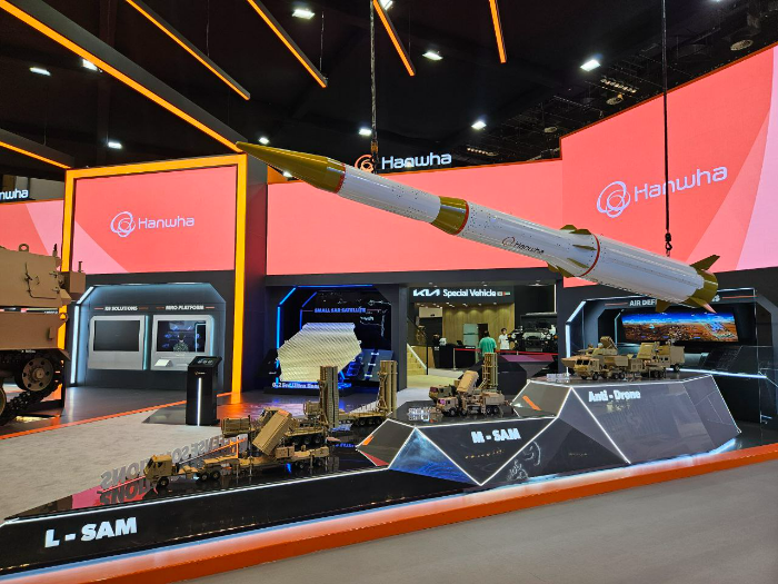 한화에어로스페이스가 IDEX 2025에서 선보인 장거리 지대공 유도무기체계(L-SAM) 유도탄. /사진제공=한화