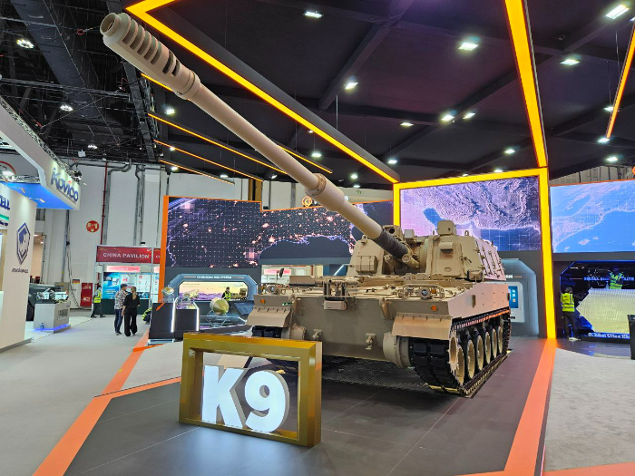 IDEX 2025에 전시된 한화에어로스페이스의 K9. /사진제공=한화