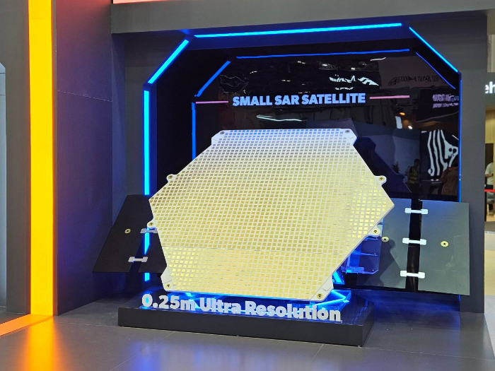 IDEX 2025 전시회에서 한화시스템이 해상도 0.25m급 소형 SAR 위성을 전시하고 있다. /사진제공=한화