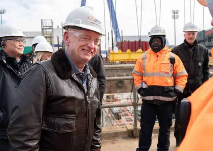 마크 켈리(Mark Kelly) 미국 애리조나주 상원의원이 지난 18일(현지 시각) 펜실베이니아주 필라델피아에 위치한 한화 필리조선소(Hanwha Philly Shipyard)를 방문했다. /사진제공=한화오션