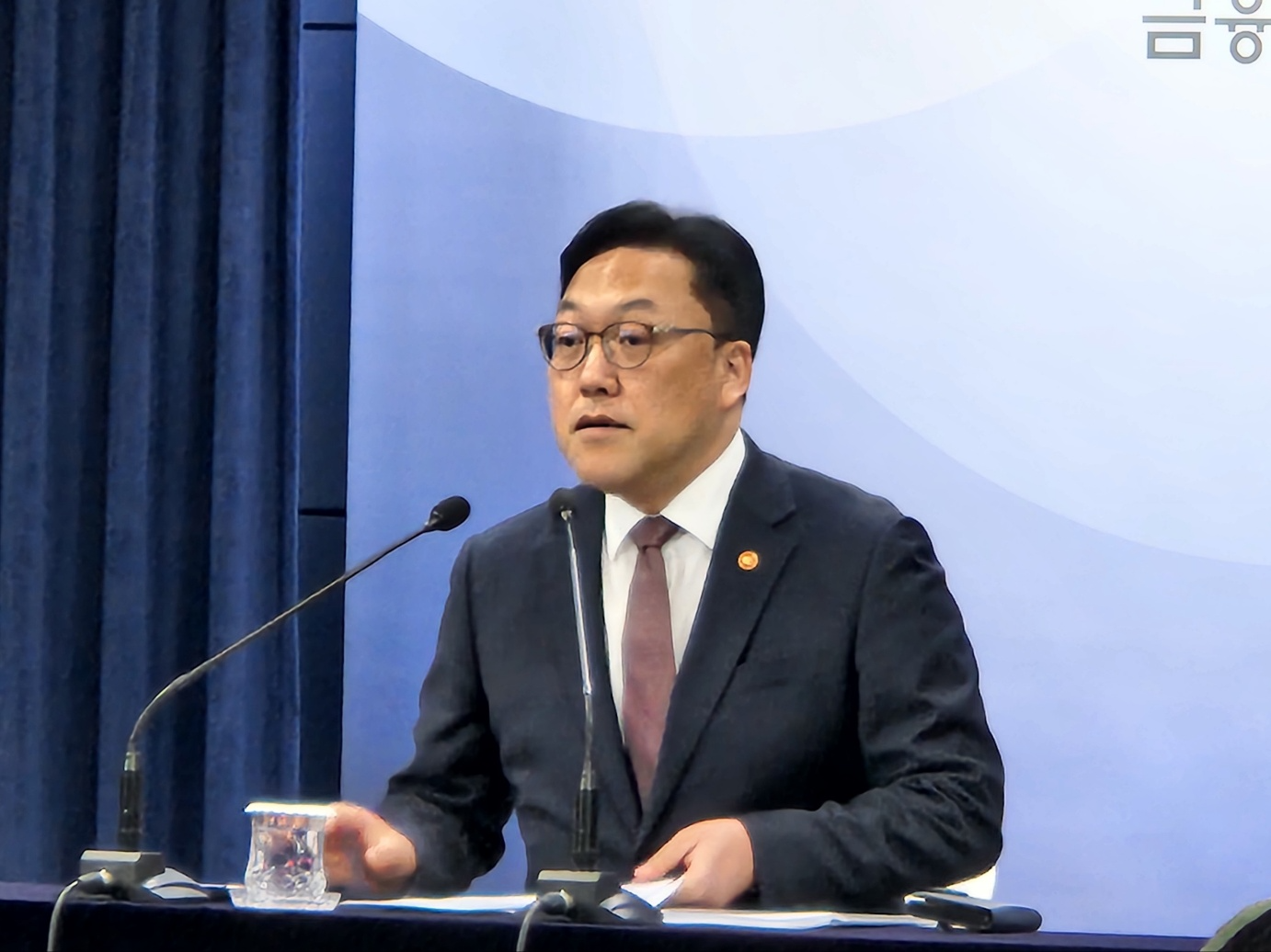 김병환 금융위원장이 24일 기자간담회를 준비하고 있다. / 사진 = 김성훈기자