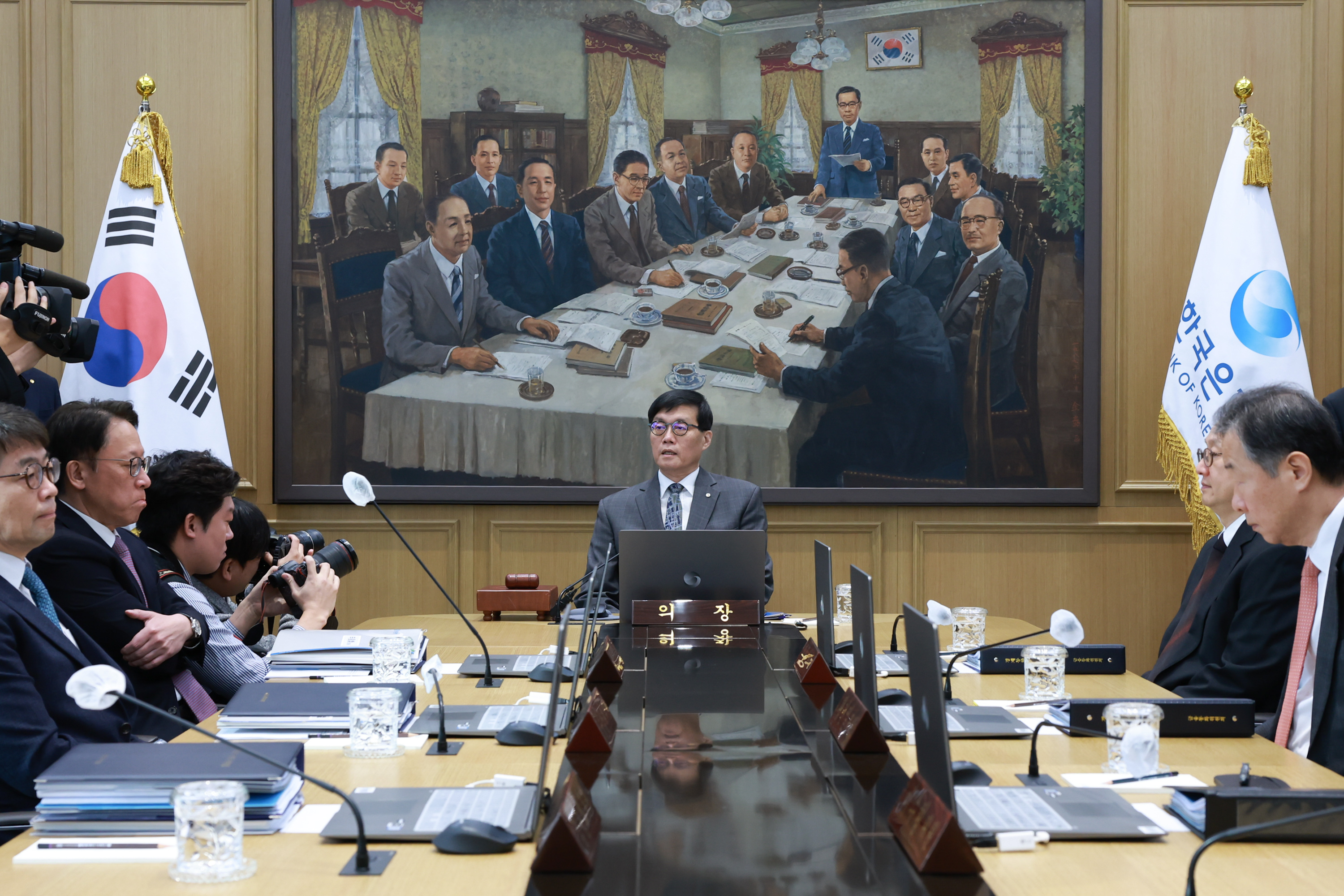 이창용 한국은행 총재가 25일 오전 서울 중구 한국은행에서 열린 금융통화위원회 본회의를 주재하고 있다. 금통위 7인 체제 모습. / 사진제공= 한국은행(2025.02.25)