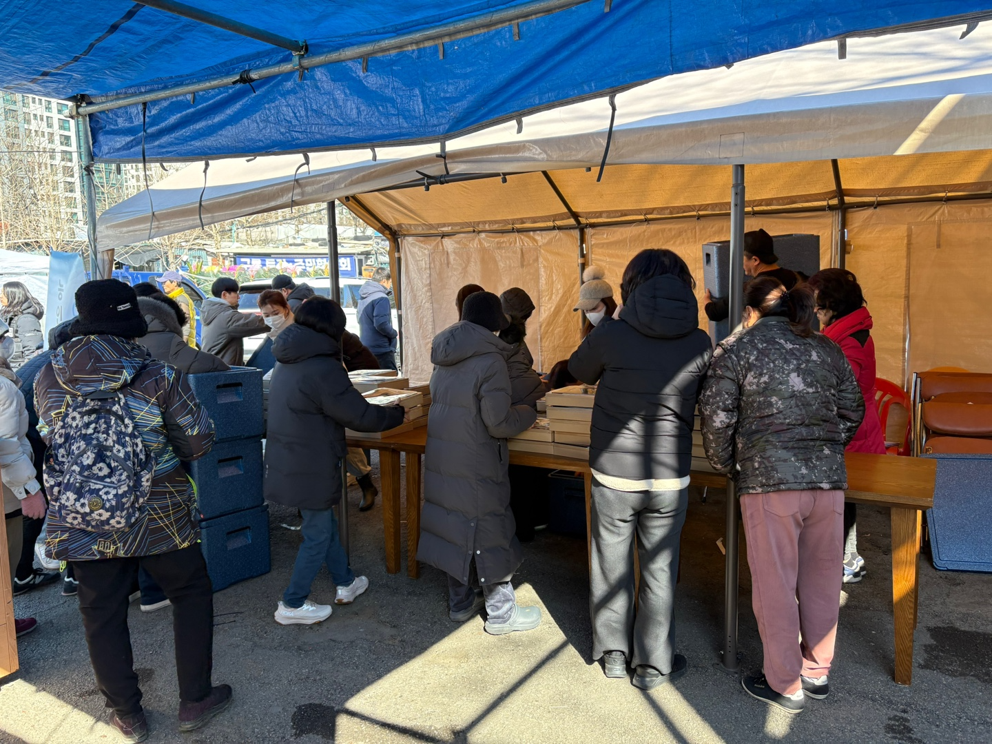 나비회가 지난 22일 서울 강남구 구룡마을에서 도시락 나눔 봉사활동을 진행했다. /사진제공=나비회