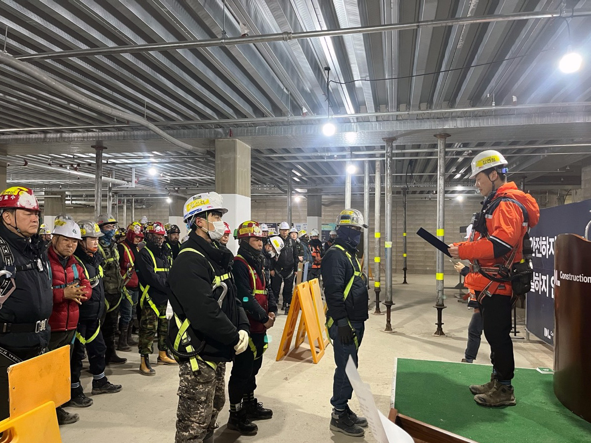 DL건설의 한 현장에서 선포식을 진행 중인 모습. /사진제공=DL건설