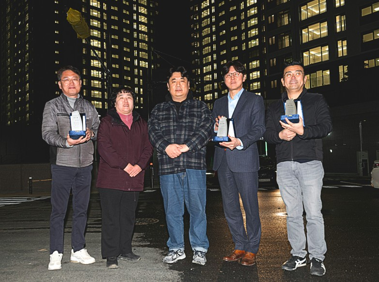 이기동 경남기업 대표이사(오른쪽)가 지난 7일 경기도 양주시 ‘장흥역 경남아너스빌 북한산뷰’에서 진행된 입주 기념 점등식에서 김국지 입주예정자협의회장으로부터 감사패를 받으며 기념촬영을 하고 있다. / 제공=SM그룹