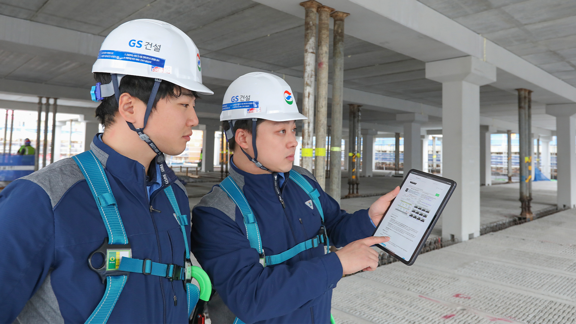 GS건설 관계자들이 AI기반 공사 매뉴얼 ‘자이북’을 현장에서 사용하는 모습./사진제공=GS건설