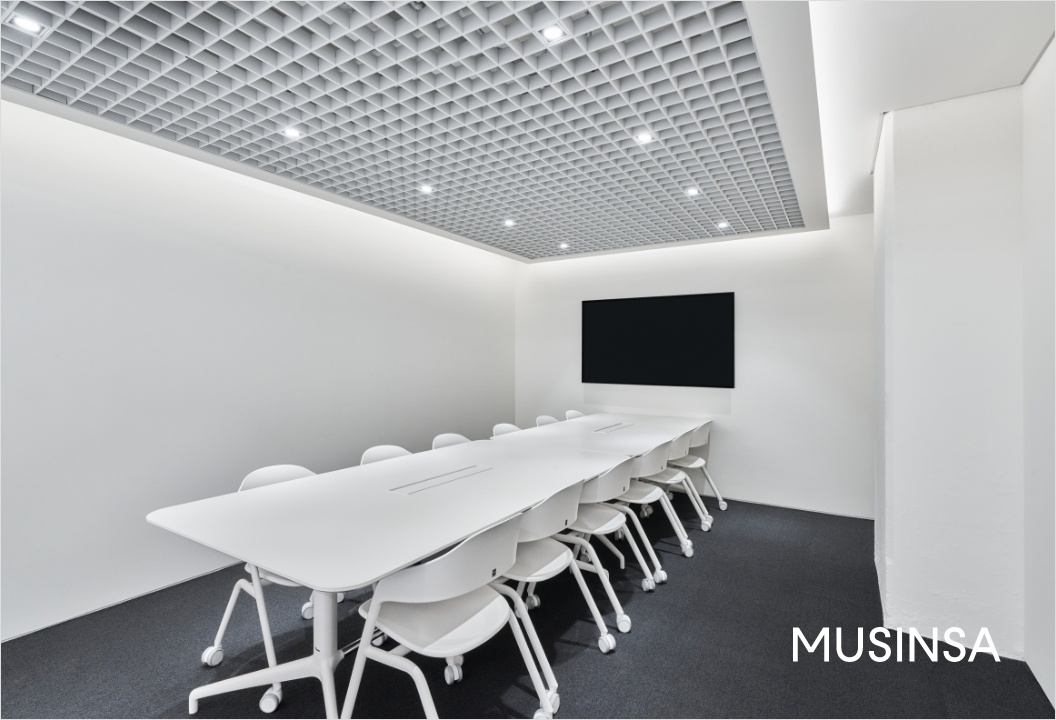 무신사 스튜디오 동대문종합시장점에 마련된 회의실 내부 모습 /사진제공=무신사