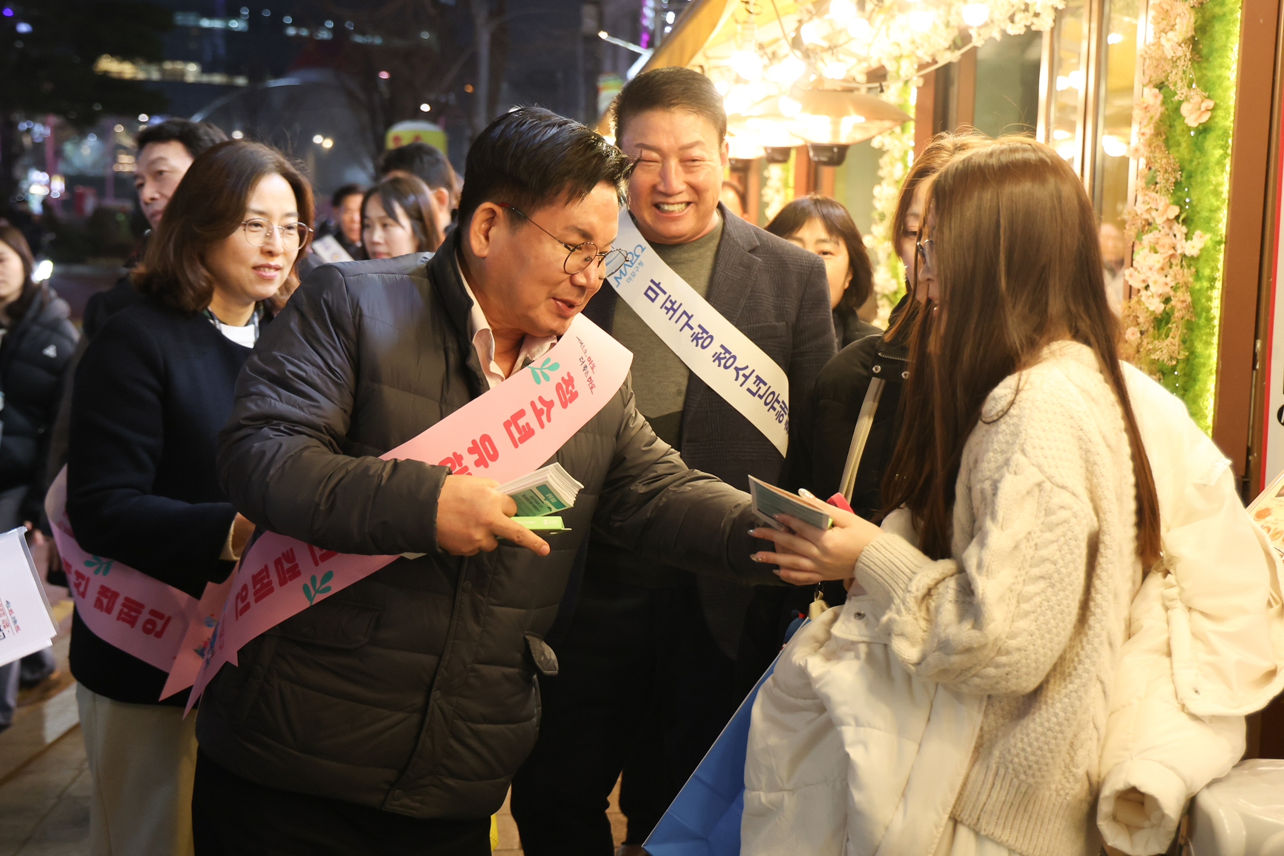 박강수 마포구청장이 레드로드를 찾은 청소년에게 마포구청소년상담복지센터 리플릿을 전달하는 모습./사진제공=마포구