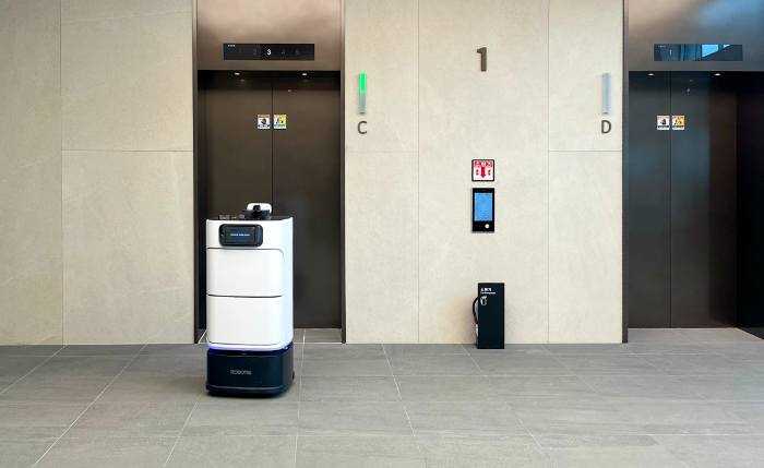 14일 오전 현대엘리베이터 충주 본사에서 배달 로봇이 엘리베이터 탑승을 기다리고 있다. /사진제공=현대엘리베이터