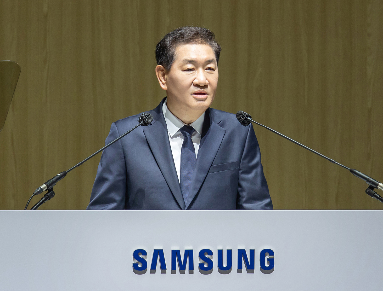 Samsung Electronics Vice Chairman Han Jong-hee introduces business strategy to shareholders at the company's annual general meeting on the 19th. / Photo: Samsung Electronics