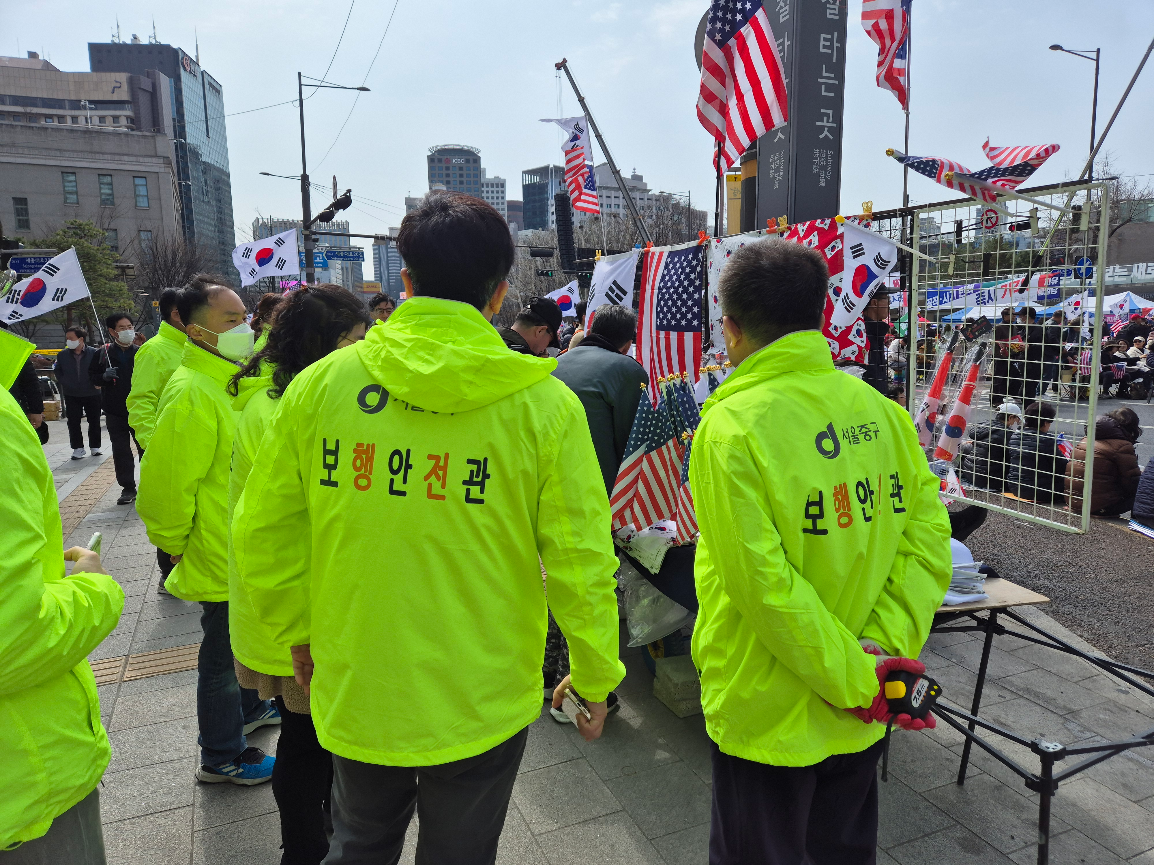 중구청 직원들이 세종대로 일대 집회현장에서 불법노점 단속을 진행하는 모습./사진제공=중구
