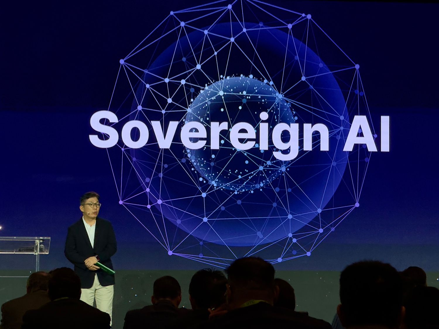 김유원 네이버클라우드 대표가 엔비디아 주최하는 GTC 2025에서 소버린 AI 전략에 대해 소개하고 있다. / 사진=네이버클라우드