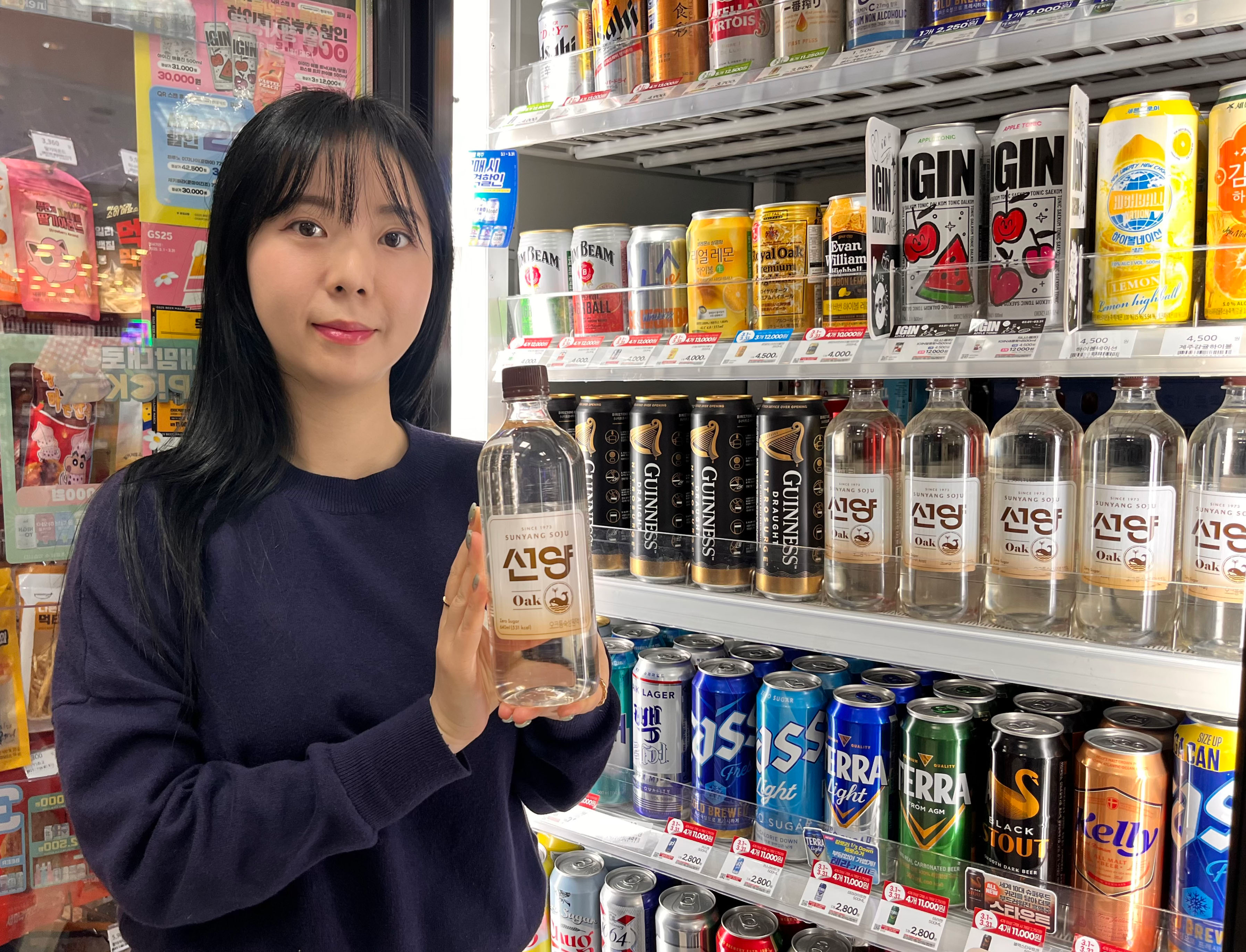 GS25가 선보이는 선양오크소주가 연일 품절행진을 이어가고 있다. /사진제공=GS리테일