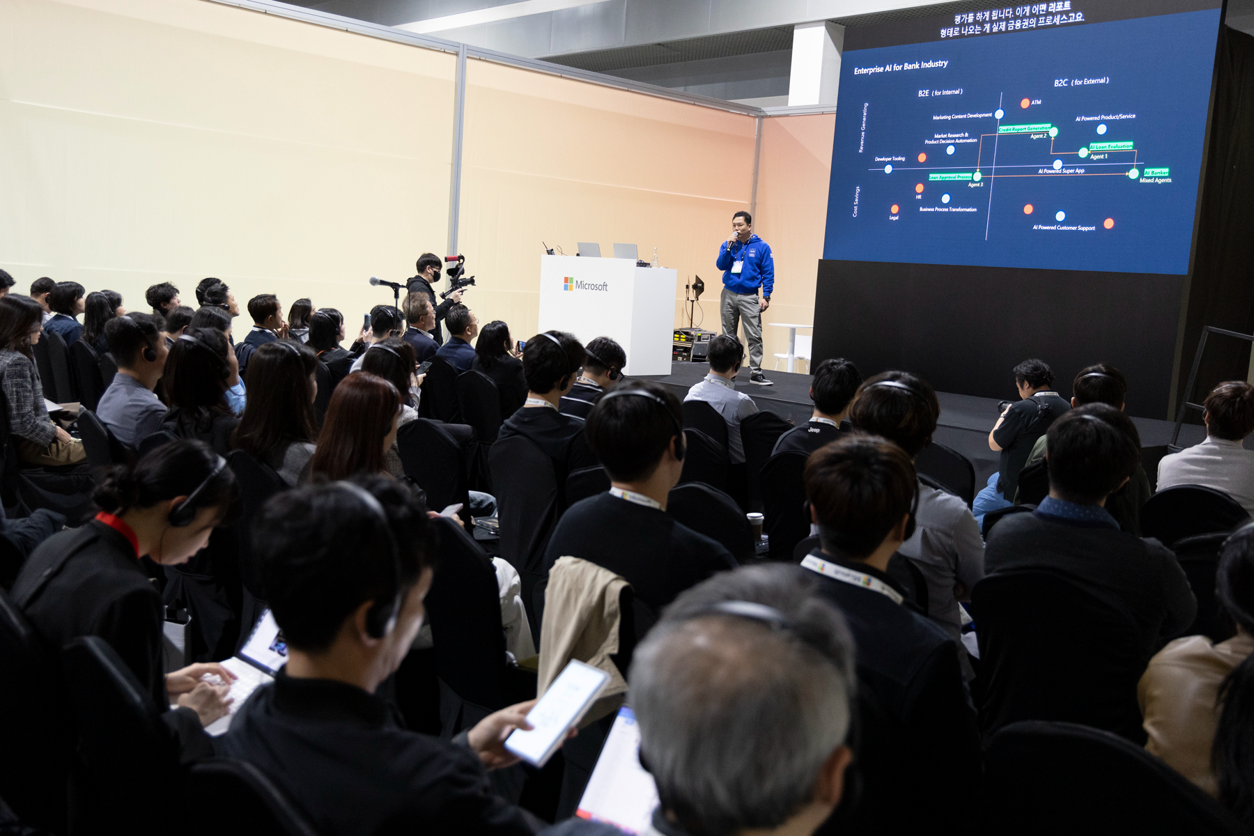 KT AI Lead 김훈동 상무가 GPT-4o 기반 커스텀 모델을 활용한 Autonomous Agent의 산업계 적용 사례를 발표하고 있다. / 사진=KT