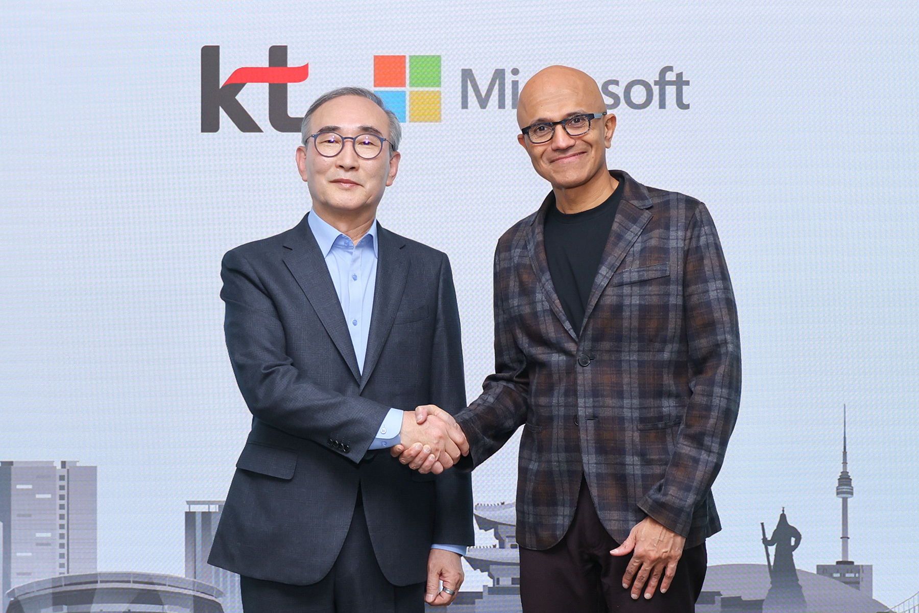 KT 김영섭 대표(왼쪽)와 마이크로소프트 사티아 나델라 CEO 겸 이사회 의장(오른쪽)이 25일 KT 광화문 사옥에서 산업계 AX를 위해 만남을 가졌다. / 사진=KT