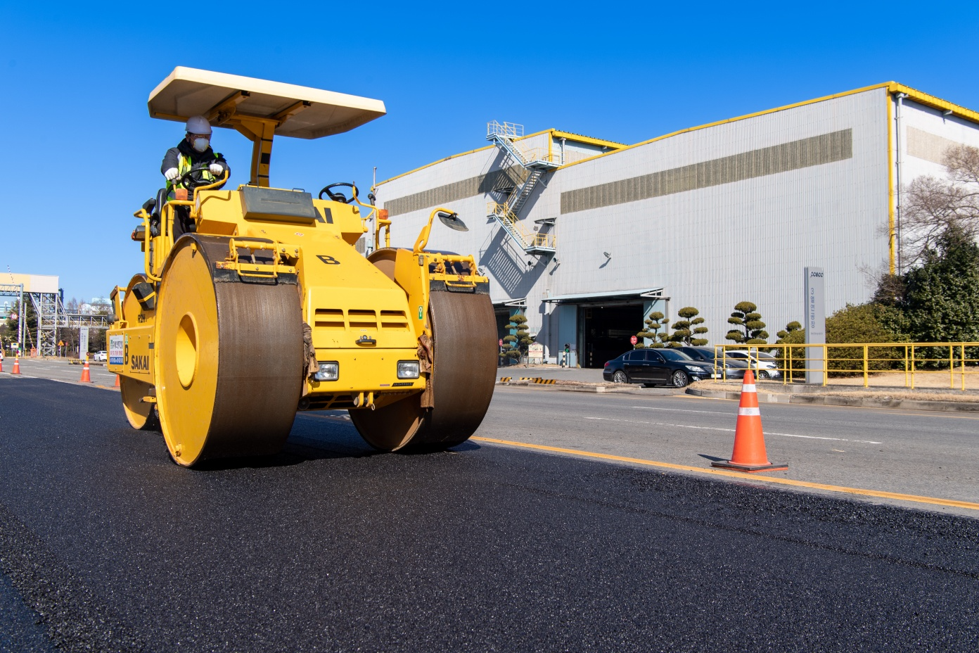 광양제철소가 제강슬래그를 골재로 활용한 아스팔트 콘크리트로 제철소 내 도로를 포장하고 있다. 사진=포스코