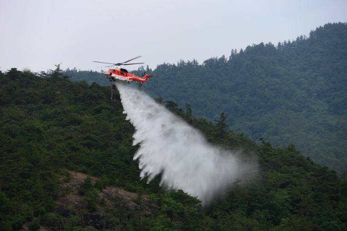 산불 진화 임무 수행 중인 수리온 산림헬기. /사진제공=KAI