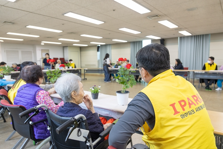 28일 HDC현대산업개발 상봉9-I 현장 직원, 영업본부 직원들과 중랑구민 등 총 10여명은 서울 중랑구에 있는 서울시립중랑노인전문요양원에서 원예 활동 봉사를 진행했다. / 사진제공=HDC현대산업개발