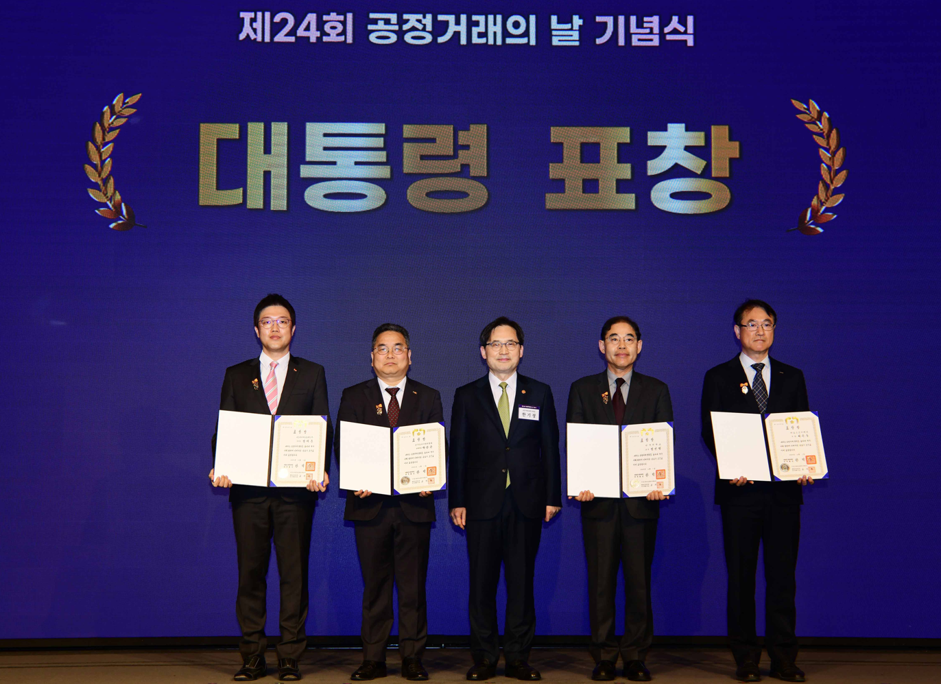 1일 중소기업중앙회 케이비즈(KBIZ)홀에서 열린 ‘제24회 공정거래의 날’ 기념식에서 정재훈 SK에코플랜트 부사장(왼쪽 첫번째)을 비롯한 대통령 표창 수상자들이 한기정 공정거래위원장(왼쪽 세번째)과 기념촬영을 하고 있다. / 사진제공=SK에코플랜트