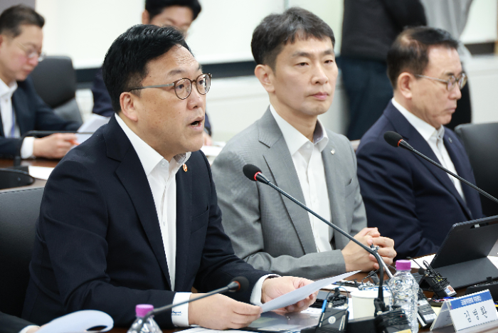 (왼쪽부터) 7일 열린 금융상황 점검회의에서 발언 중인 김병환 금융위원장과 이복현 금융감독원장, 조용병 은행연합회장 / 사진제공 = 금융위원회