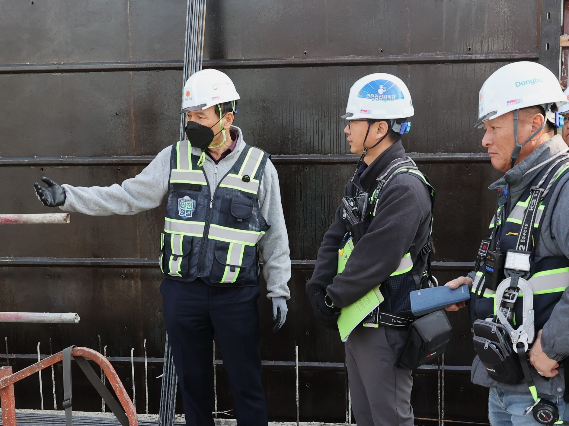 윤진오 동부건설 대표(왼쪽)가 현장 안전점검을 실시하는 모습.사진제공=동부건설