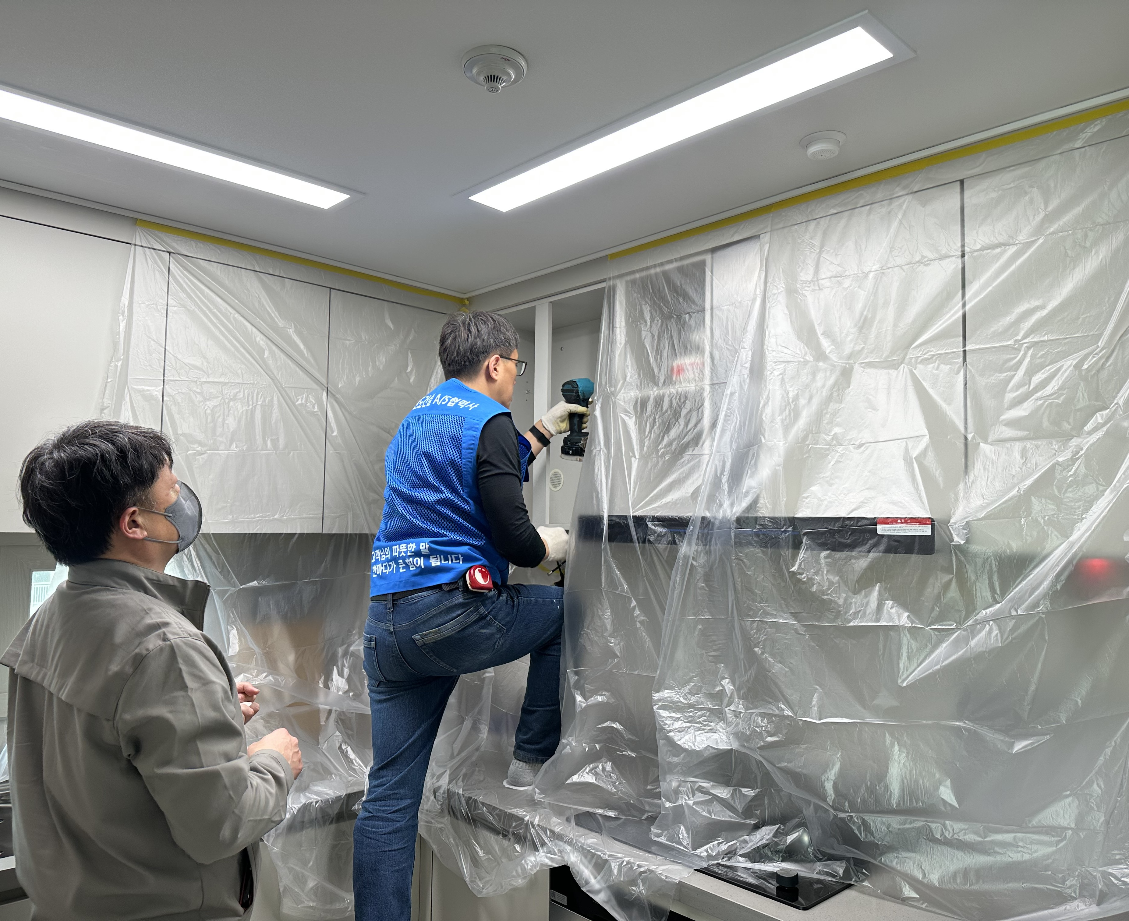 '2025 봄맞이 유보라 클린 캠페인'을 통해 반도건설 직원이 하자 보수를 진행 중이다. / 사진제공=반도건설