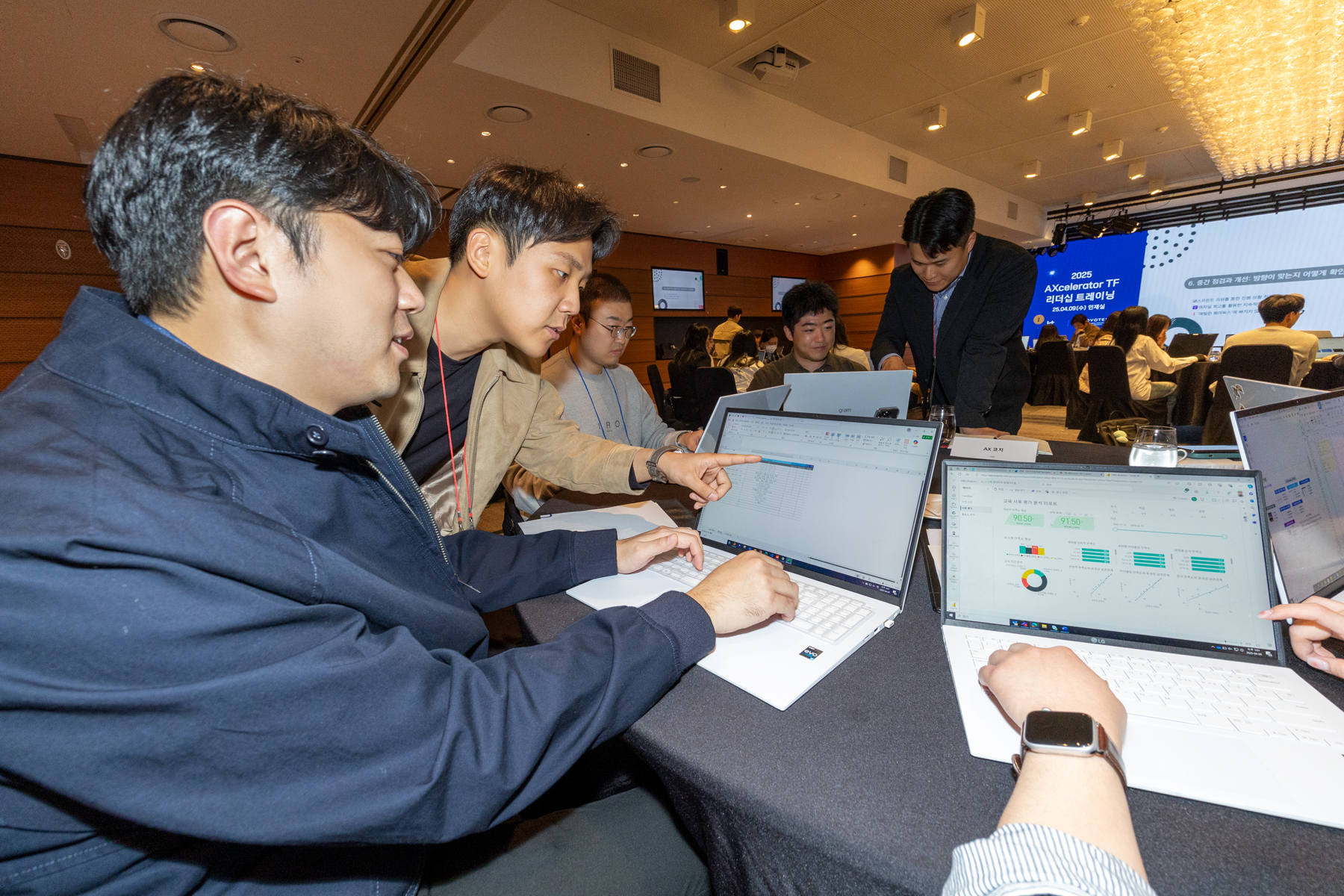 KT는 9일 노보텔 앰배서더 서울 동대문에서 62개 AXcelerator TF의 리더와 사내 AX 코치가 참여한 가운데 ‘AXcelerator TF 킥오프 행사’를 열고 본격적으로 TF 활동을 시작했다. 사진은 행사에 참여한 TF 리더들이 AI 중심의 문제 해결을 위한 토론을 진행하고 있는 모습. / 사진=KT